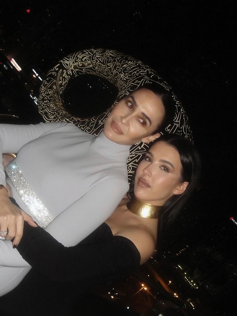 La diseñadora, con su hija Alba Díaz en Emiratos Árabes Unidos