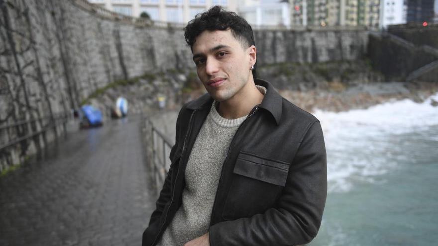 Tinho Vaamonde, coruñés de ‘Operación Triunfo’, en la playa de Matadero.