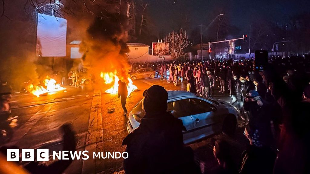 “Enemigos de Dios”: las protestas en Irán desafían a las fuerzas de seguridad a pesar de los reportes de cientos de muertos y heridos en los últimos 3 días