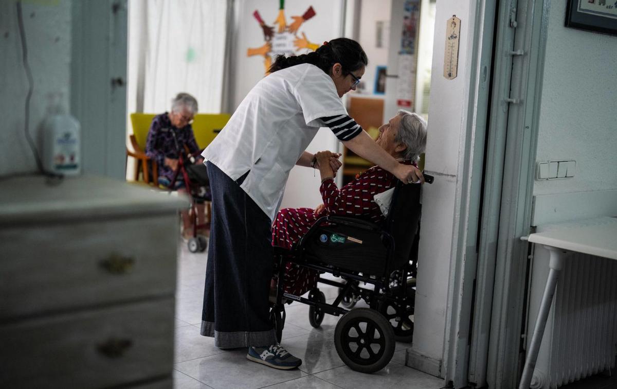 Una cuidadora atén una dona gran en una residència de Barcelona. | ZOWY VOETEN