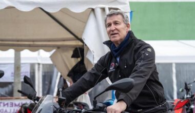 Feijóo va a una concentración de motos en Tordesillas... y no pierde la oportunidad de sacarse una foto subido en una