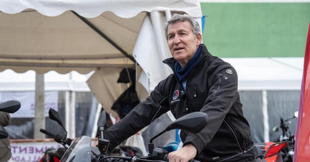 Feijóo va a una concentración de motos en Tordesillas... y no pierde la oportunidad de sacarse una foto subido en una