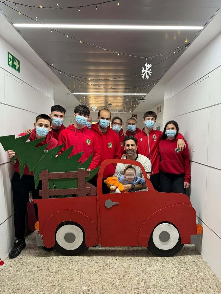 El equipo de rugby de Elche le regala al pequeño Unax un peluche