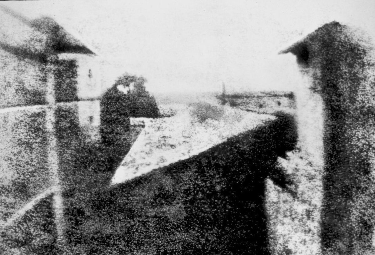 Esta es la imagen más conocida de la placa, una reproducción muy retocada realizada en 1952.