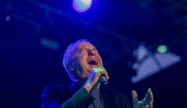 Preguntan a Víctor Manuel por los jóvenes que cantan el 'Cara al sol' en las discotecas y deja un mensaje que se sale de los tópicos