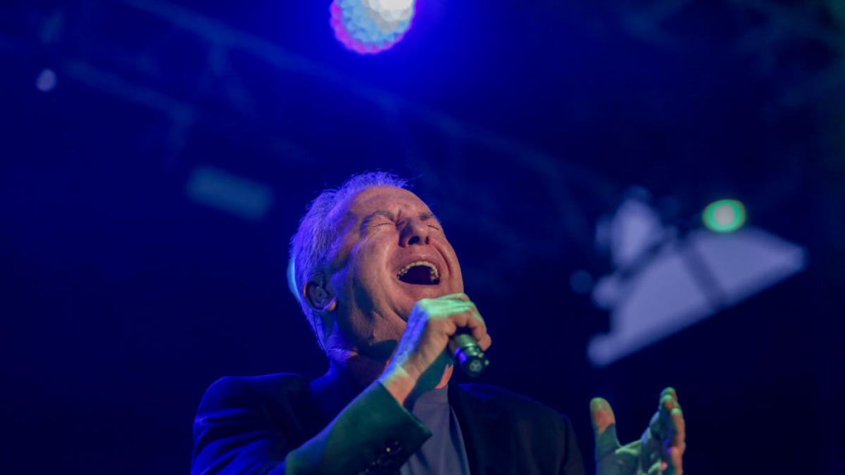 Preguntan a Víctor Manuel por los jóvenes que cantan el 'Cara al sol' en las discotecas y deja un mensaje que se sale de los tópicos