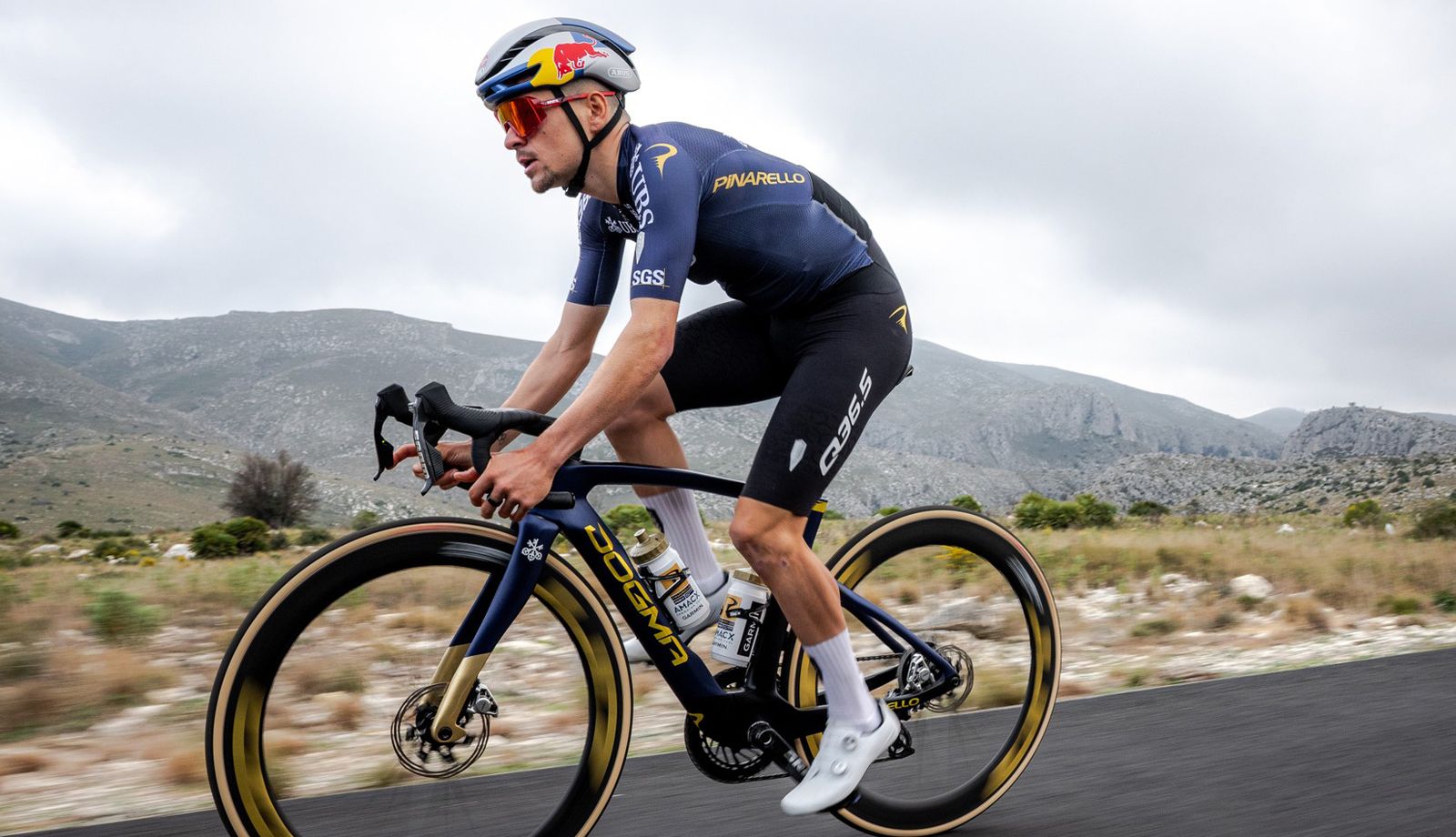 El Pinarello Q36.5 desvela su nueva imagen y la Dogma F con la que competirá