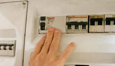 Las pequeñas eléctricas vuelven a robar miles de clientes a las grandes compañías