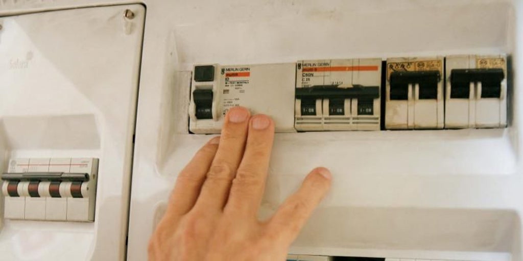 Las pequeñas eléctricas vuelven a robar miles de clientes a las grandes compañías