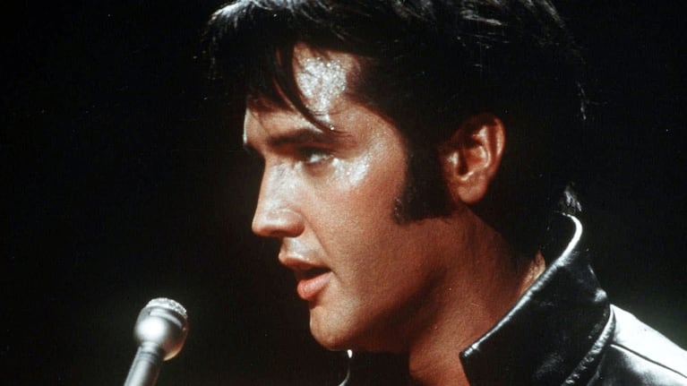 Elvis Presley, en 1968 en plena actuación (Foto: AP).