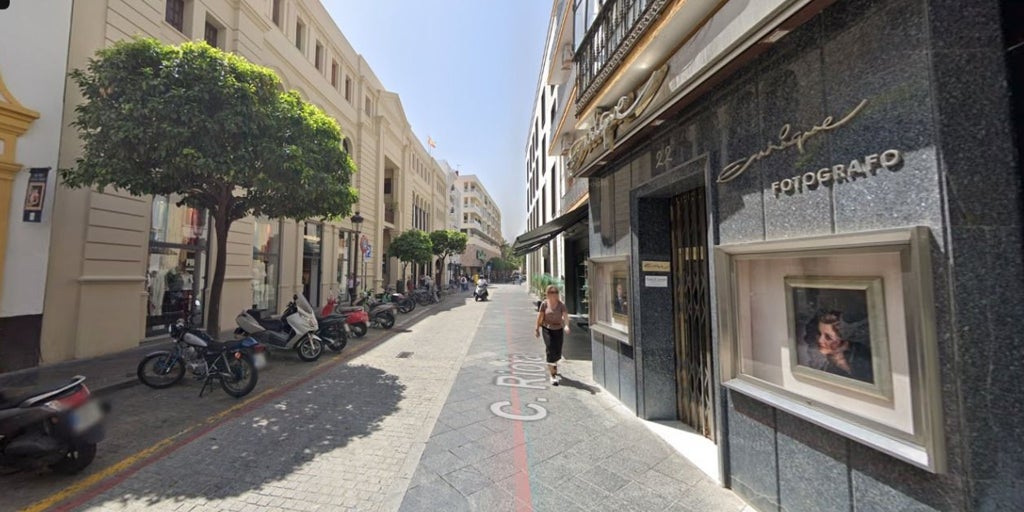 El estudio de fotografía Enrique cierra su histórica sede en la calle Rioja