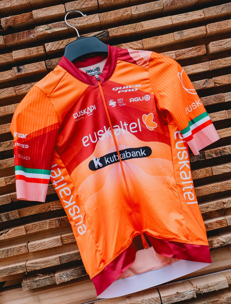 Equipación Euskaltel Euskadi foto 3 Equipación Euskaltel Euskadi foto 3