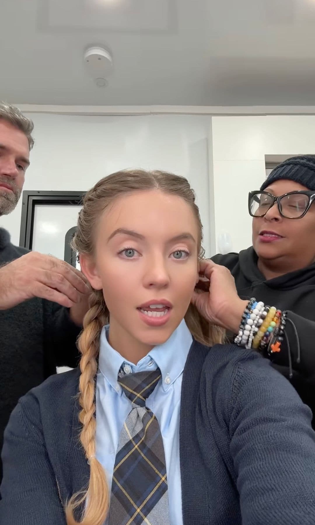 Sydney Sweeney en el camerino con su equipo de peluquería y maquillaje