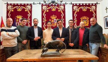 David Alonso (cuarto por la izquierda) junto a autoridades de Madrigal en la presentación del boceto.