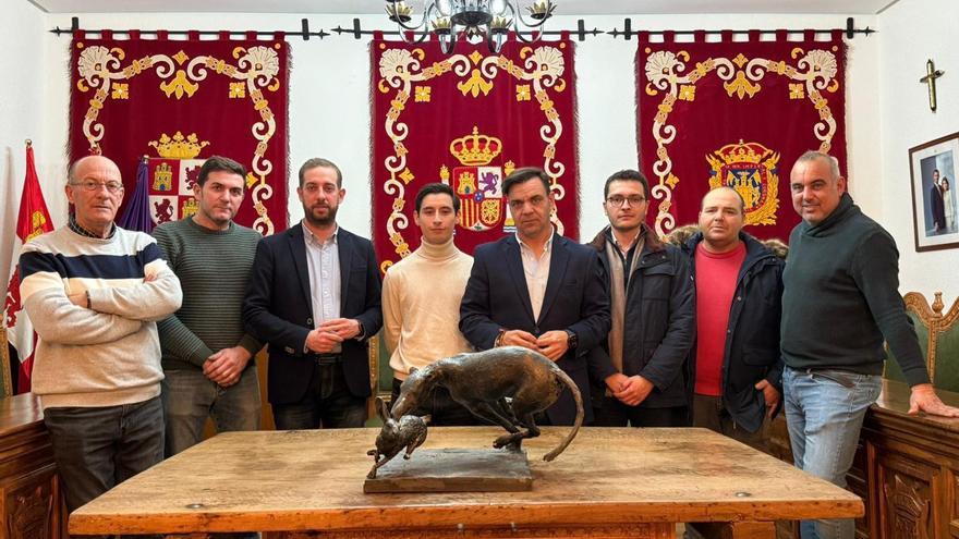 David Alonso (cuarto por la izquierda) junto a autoridades de Madrigal en la presentación del boceto.