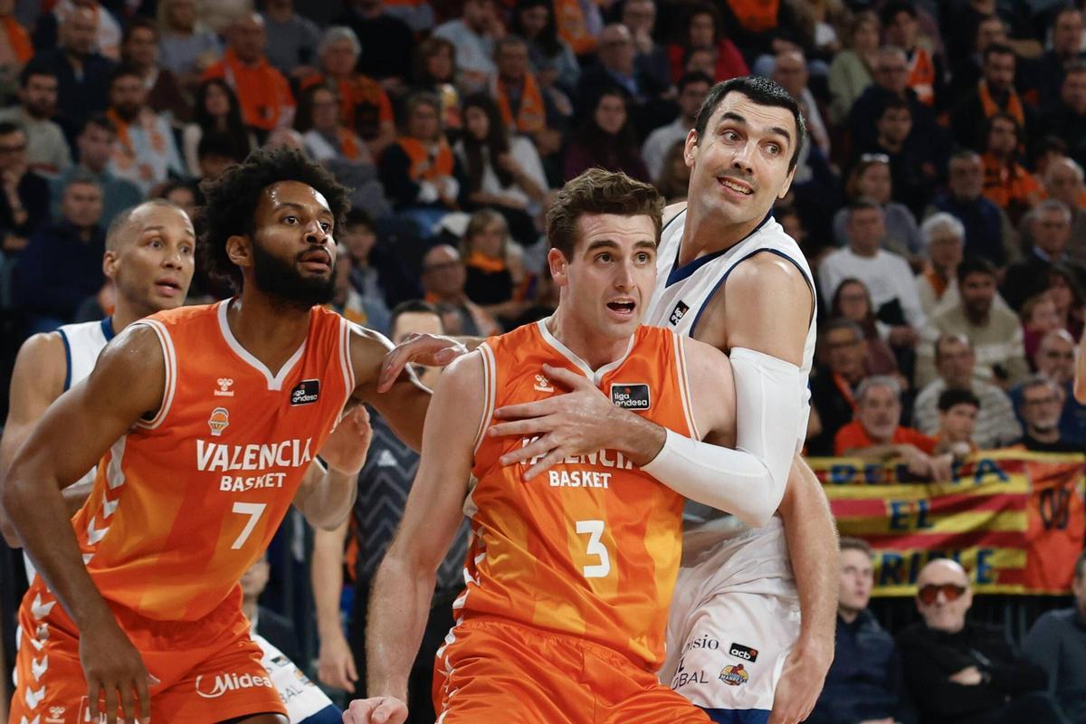 Nate Reuvers y Braxton Key, ante Pierre Oriola en el duelo entre Valencia Basket y Baxi Manresa.
