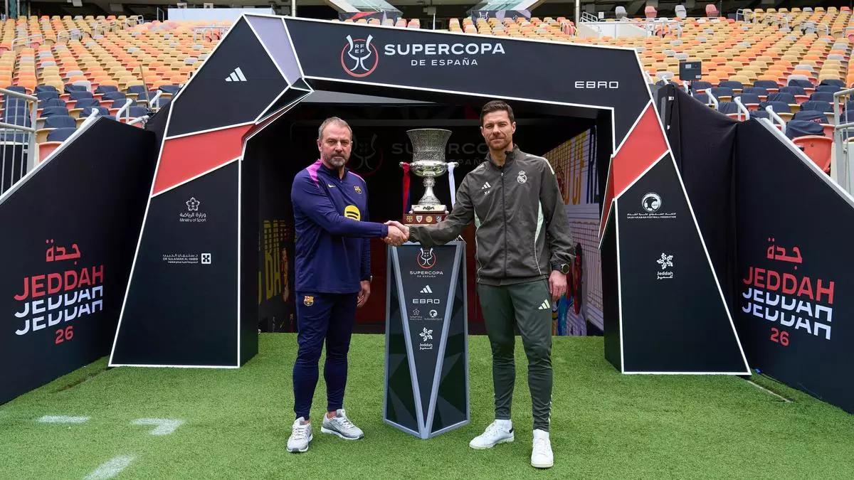 El encuentro de Hansi Flick y Xabi Alonso en el césped antes de la final de la Supercopa de España