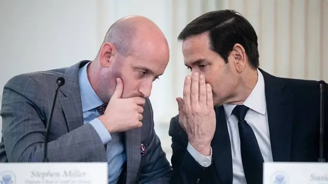 Stephen Miller, consejero para la política interna y jefe adjunto de gabinete en la Casa Blanca, dialogando con Rubio