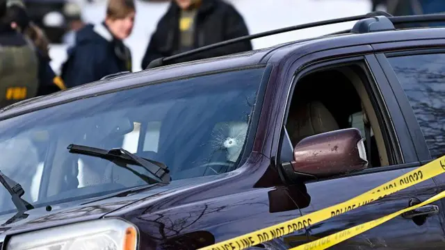 Vehículo de la víctima. tiene un disparo en el vidrio delantero. Es una camioneta vino. 