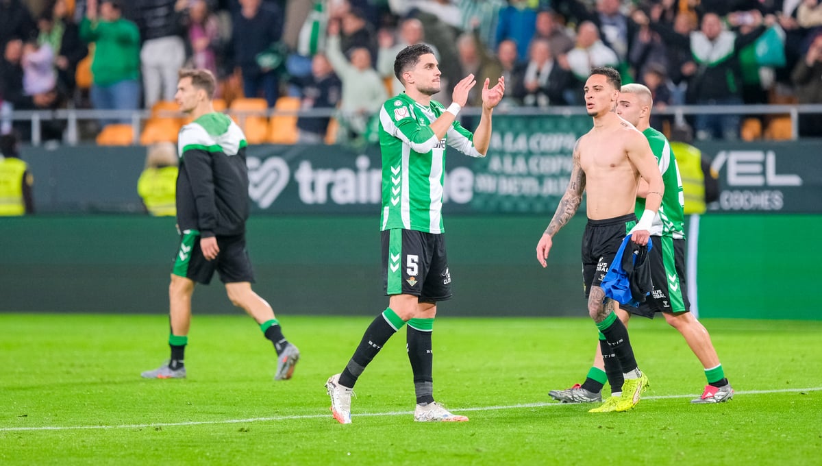 Bartra asegura que el vestuario del Betis ha captado el mensaje crítico de la afición: "El equipo necesitaba esa exigencia y esa ambición"