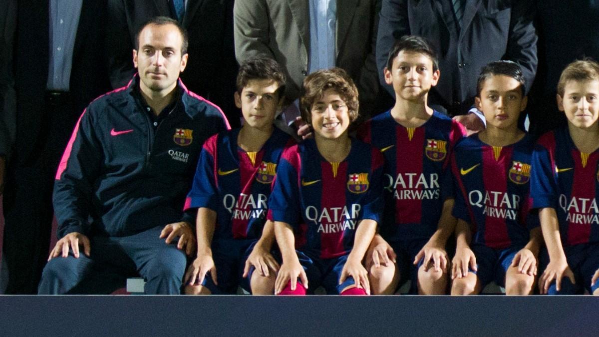 Antoniu Roca es el primer jugador empezando desde la izquierda