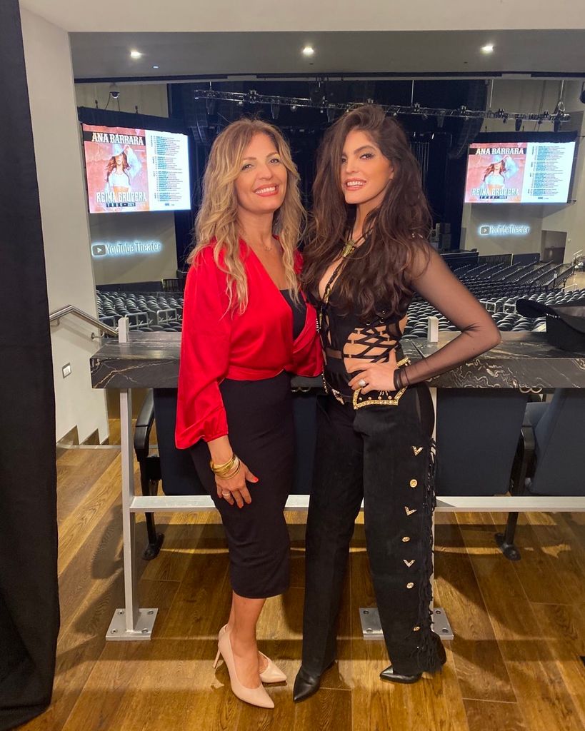 Ana Bárbara cantó con su hermana Quely el tema 'La Lampara'.