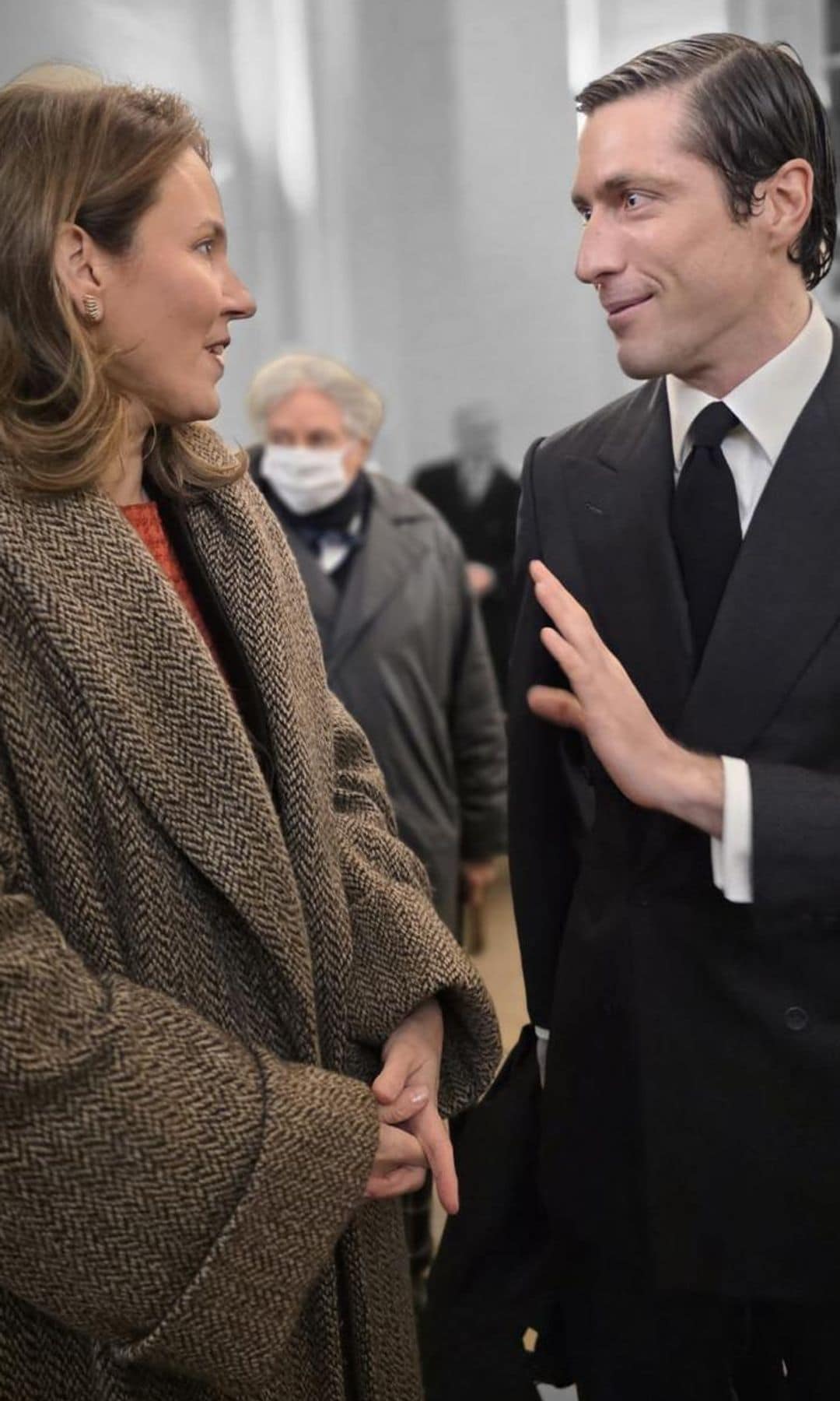 Cristina de Ulloa y Solís-Beaumont, duquesa de Arcos y marquesa de la Jarandilla, hablando con Tomás Terry Jr., hermano de Pepe Márquez. Al lado, la basílica de la Concepción de Nuestra Señora, de Madrid