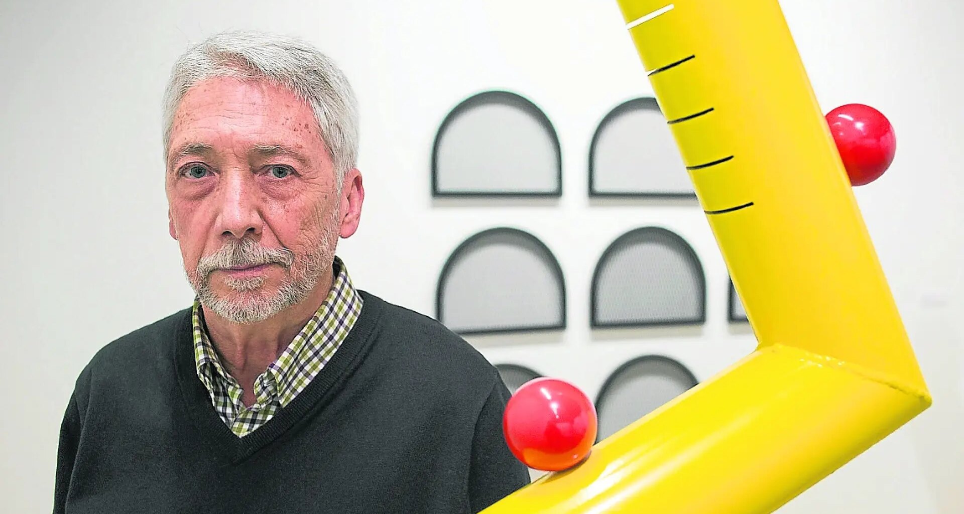 El escultor Fernando Navarro debuta en la poesía con 365 haikus y doce collages