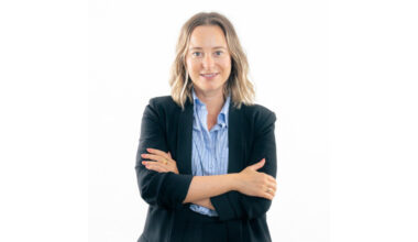 la filtra y la refuerza"