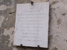 Epígrafe sobre la Casaforte de los Acaja-Racconigi en Cavour, donde se reconoce que ahí se firmó el edicto.