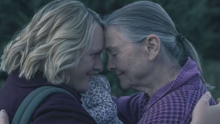 Una mujer joven y una mayor se abrazan.