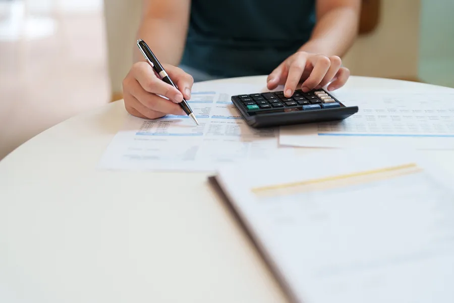 mujer haciendo un plan financiero