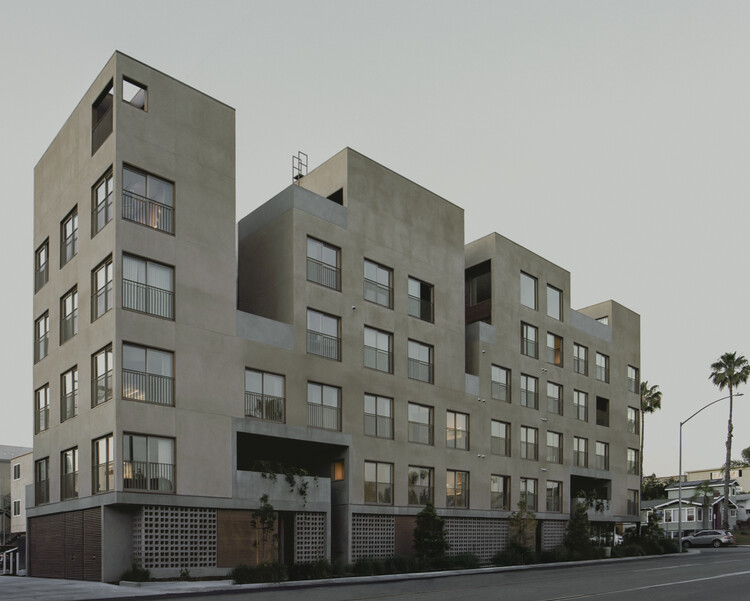 Vivienda Colectiva Fora / Jeff Svitak - Fotografía exterior, Concreto, Balcón