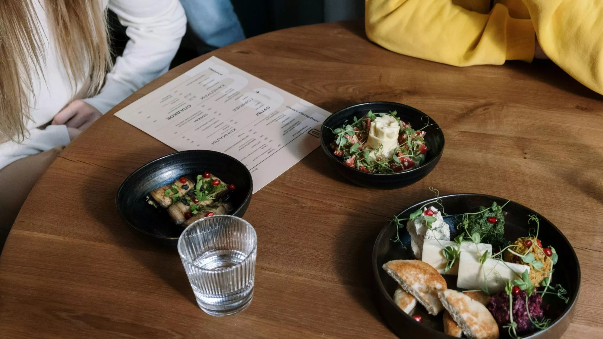 Platos pequeños, cartas más cortas y una experiencia más contenida marcan las tendencias 2026 en restaurantes / Pexels