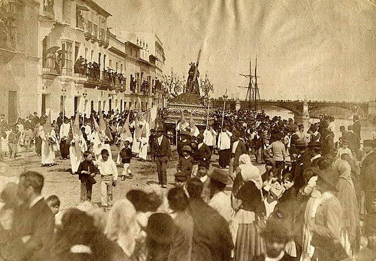 'Procesión de Semana Santa junto al río Guadalquivir' (1885). Albúmina del estudio Léon et Lévy del Nazareno de la O