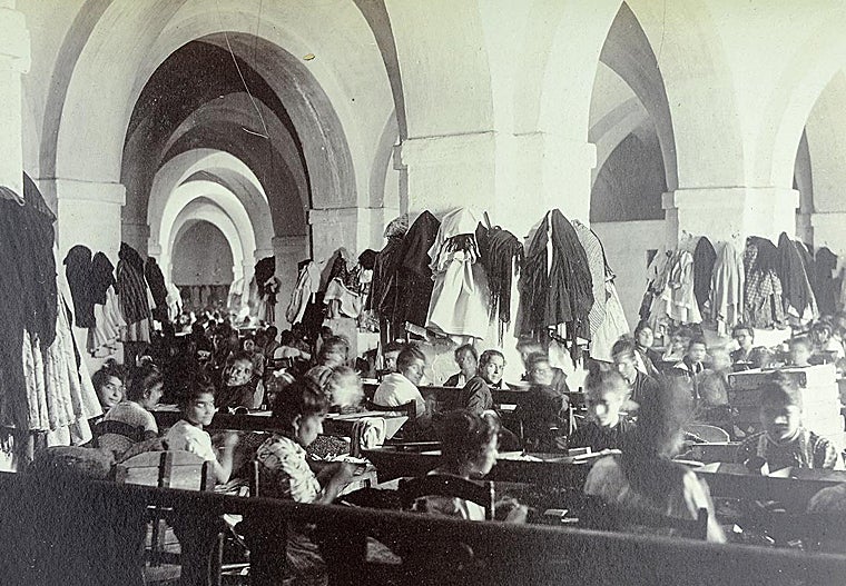 'Interior de la fábrica de tabacos con los operarios trabajando' (1880-90), albúmina de Emilio Beauchy