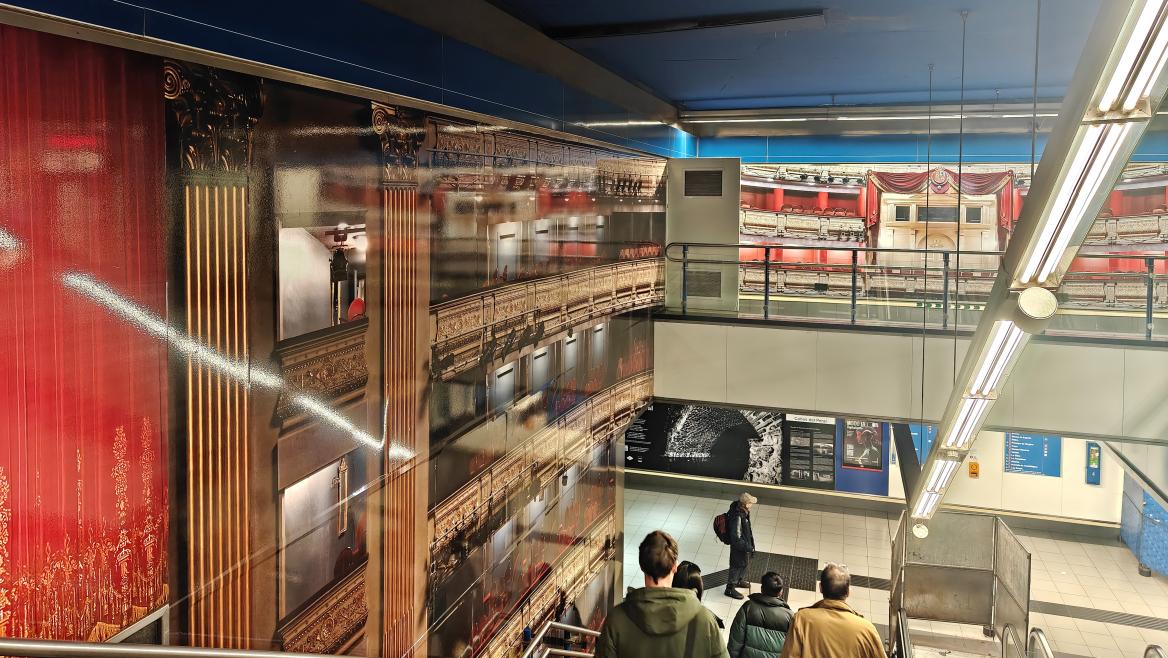 Productos oficiales del Teatro Real en la tienda de Metro de Ópera