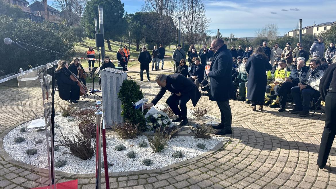Carlos Novillo en el homenaje al bombero fallecido Sergio Benavente