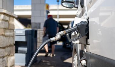 Pese a situación en Venezuela, analistas estiman que 2026 será el año con la gasolina más barata en EE.UU. desde la pandemia