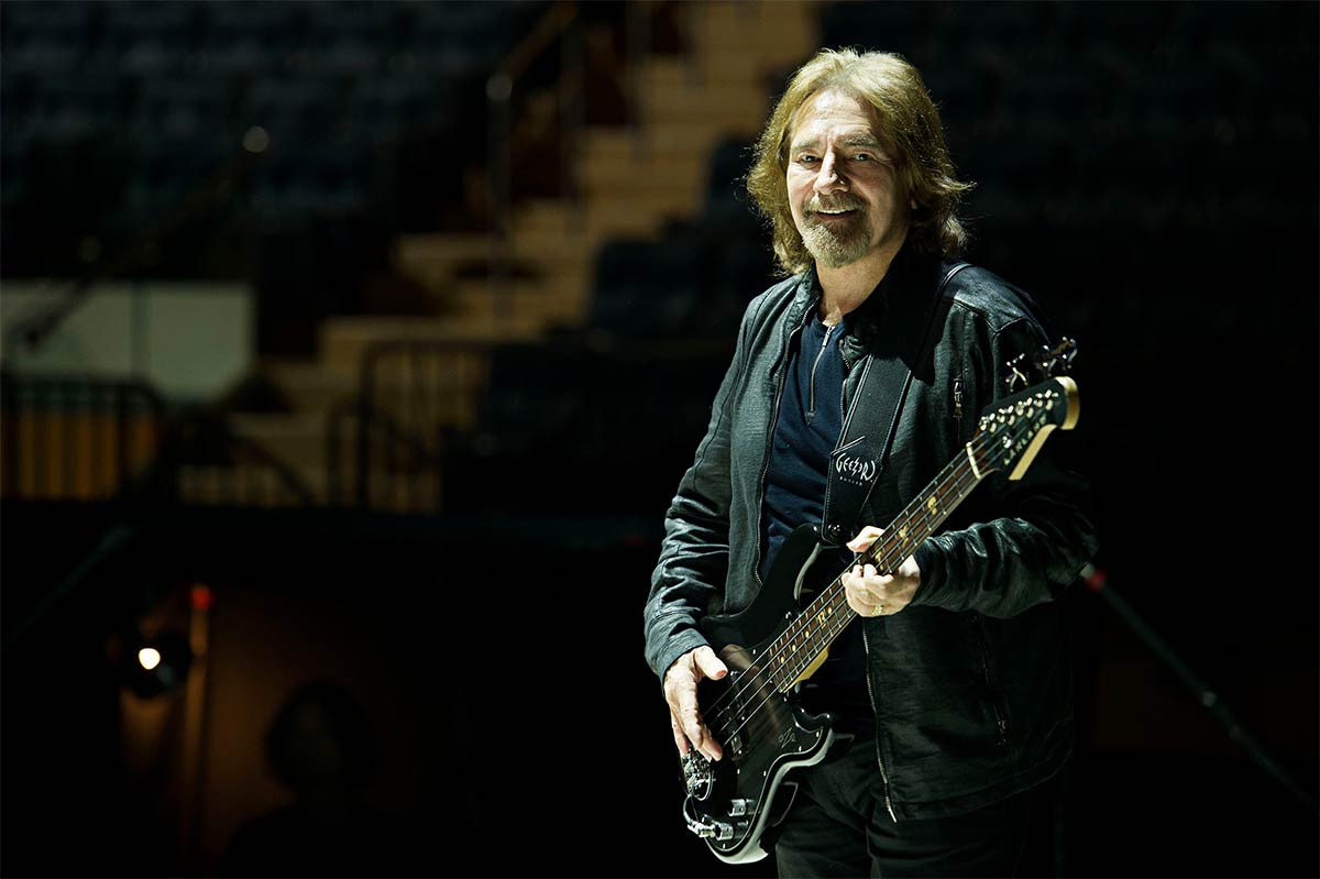 Geezer Butler de BLACK SABBATH explica cómo usa un cantante de inteligencia artificial para componer su próximo disco