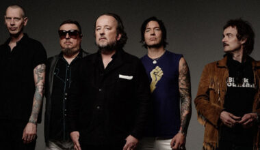 Respetable analista político en televisión y vocalista de una de las bandas de rock más salvajes de su país: Biff Malibu (Gluecifer) “no es el típico rockero tatuado”