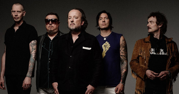 Respetable analista político en televisión y vocalista de una de las bandas de rock más salvajes de su país: Biff Malibu (Gluecifer) “no es el típico rockero tatuado”