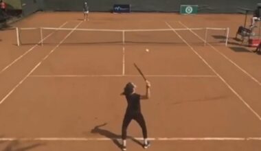 La imagen bochornosa de una tenista que no sabe ni sacar en un torneo profesional: ¿cómo llegó a jugarlo?