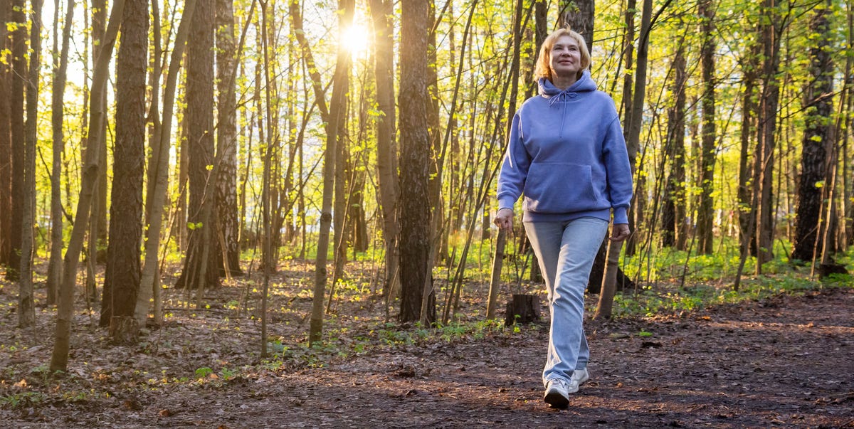 Skechers se adelanta a las rebajas y pone a mitad de precio sus icónicas zapatillas de mujer para salir a caminar a diario