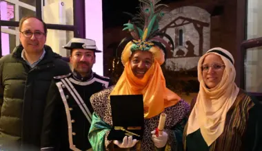 El Heraldo, encarnado por José Luis Rivas, ha recibido de manos del alcalde, Luis Ramón Mohíno, la llave maestra que permitirá a Melchor, Gaspar y Baltasar entrar en todos los hogares churriegos la noche del 5 de enero