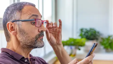 Hombre con vista cansada