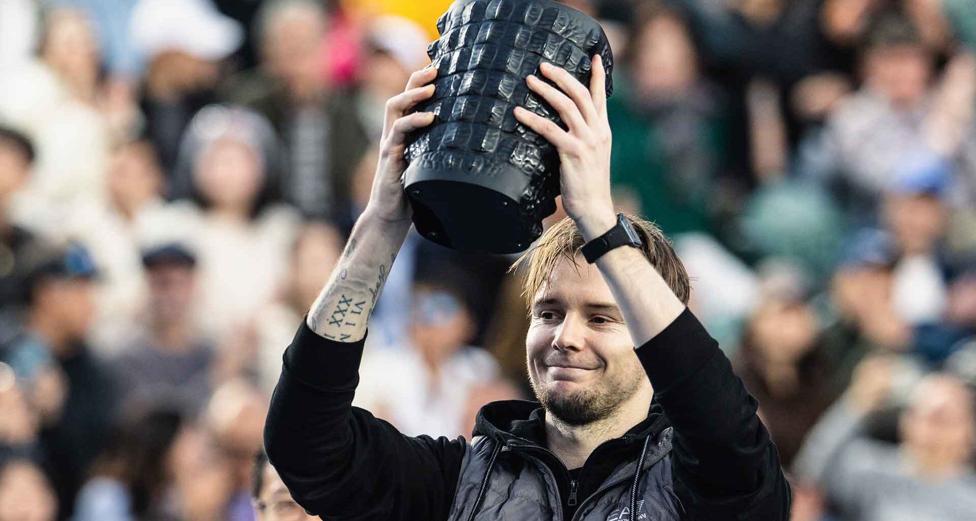 Alexander Bublik entra en el Top 10 conquistando Hong Kong | ATP Tour