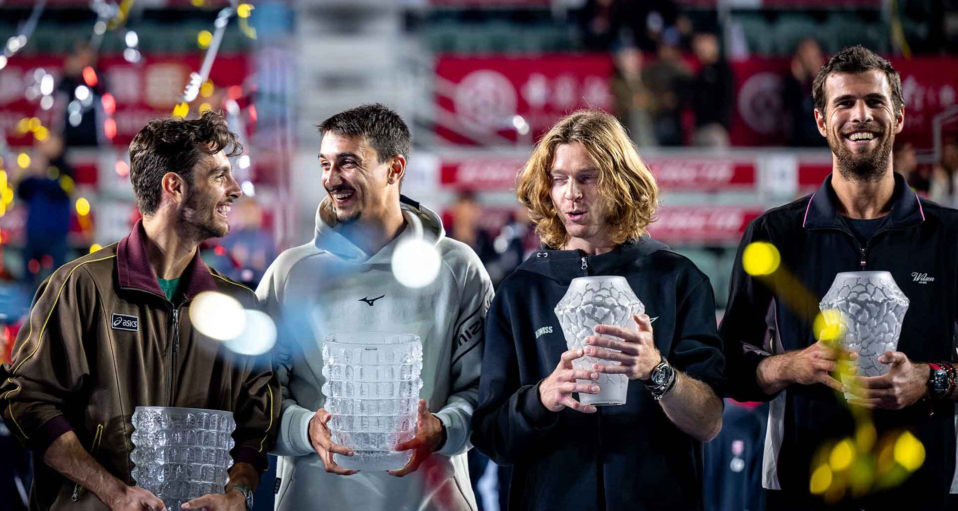 Lorenzo Musetti y Lorenzo Sonego, campeones en Hong Kong, junto a los finalistas Karen Khachanov y Andrey Rublev.
