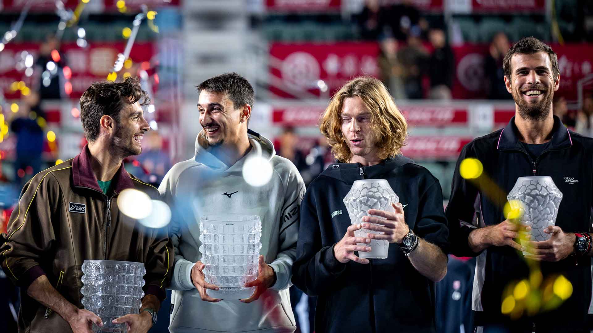 Lorenzo Musetti y Lorenzo Sonego, campeones en Hong Kong, junto a los finalistas Karen Khachanov y Andrey Rublev.
