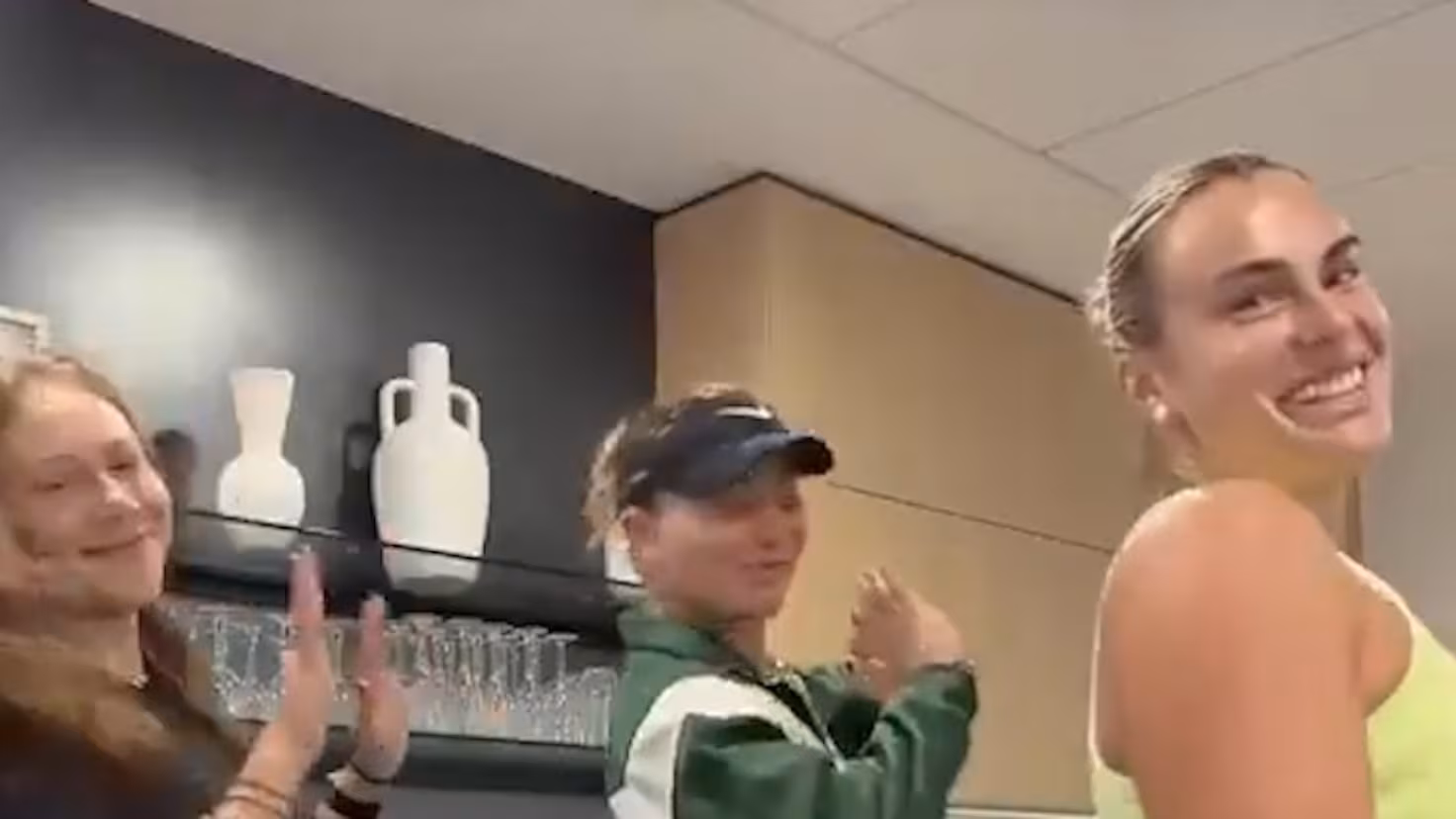 El TikTok viral de Sabalenka con Badosa y Anisimova: “Menos mal que solo hay una como tú...” - Diario AS